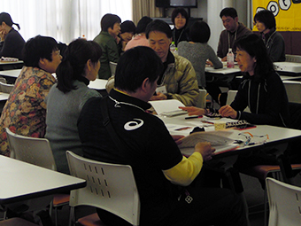 話し合っている写真