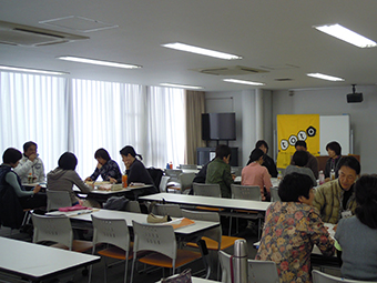 話し合っている写真