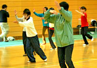 ヨガ、太極拳、バランスボール、セラバンド、ストレッチング、トランポビクス