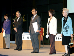 司会 宮嶋 泰子(ジャーナリスト) パネリスト 泉 嗣彦(ウォーキング医科学研究所所長) 斎藤 敏一(スポーツ健康産業団体連合会会長、(株)ルネサンス代表取締役会長) 大澤 征子((社)日本 3B体操協会理事長) 松谷 満子((財)日本食生活協会会長